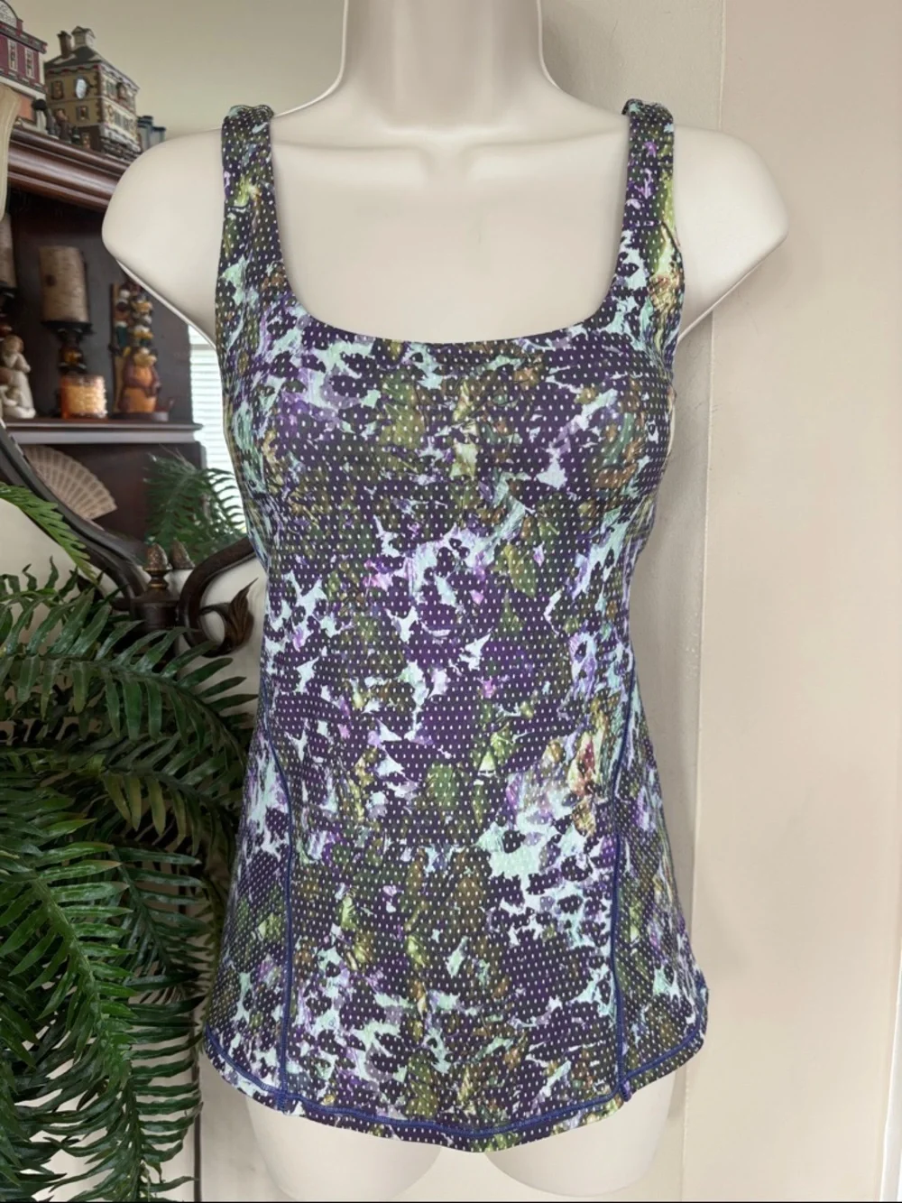 Lululemon Amala Tank Top Floral Sleeveless Scoop Neck Built-In Bra Purple Green